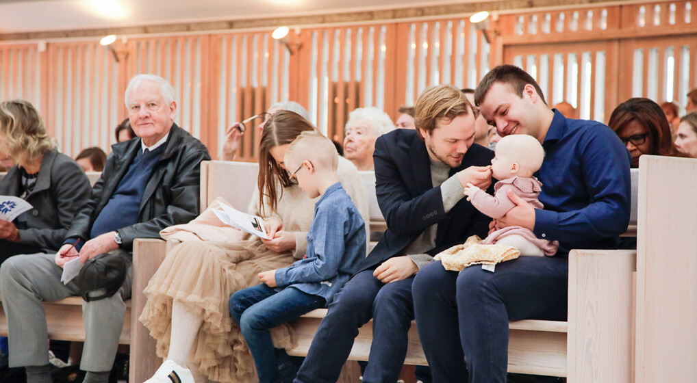 Billede af kirkegængere til gudstjeneste